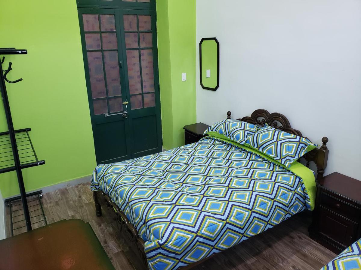 Saint Peter'S Llama Hostal La Paz Esterno foto